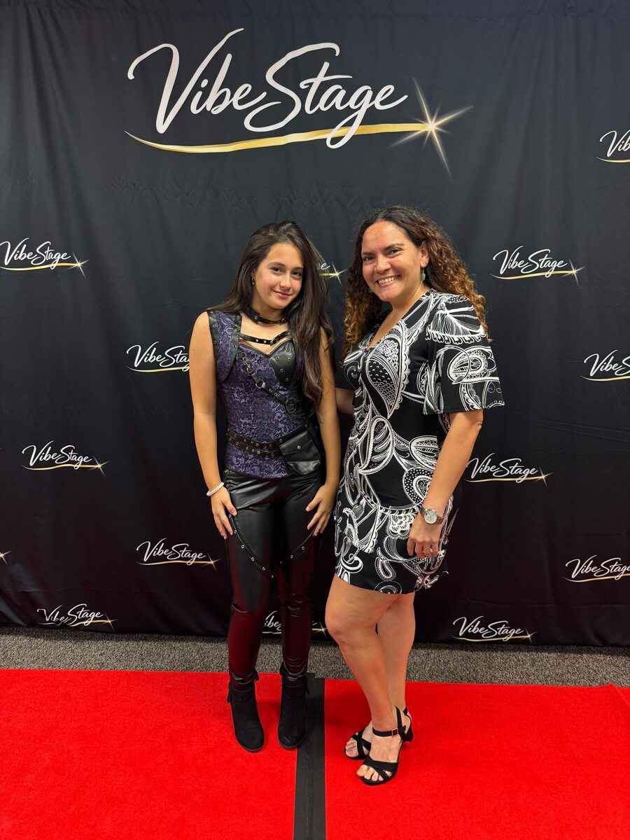 Amelie junto a Raiza Mora en la alfombra roja de VibeStage