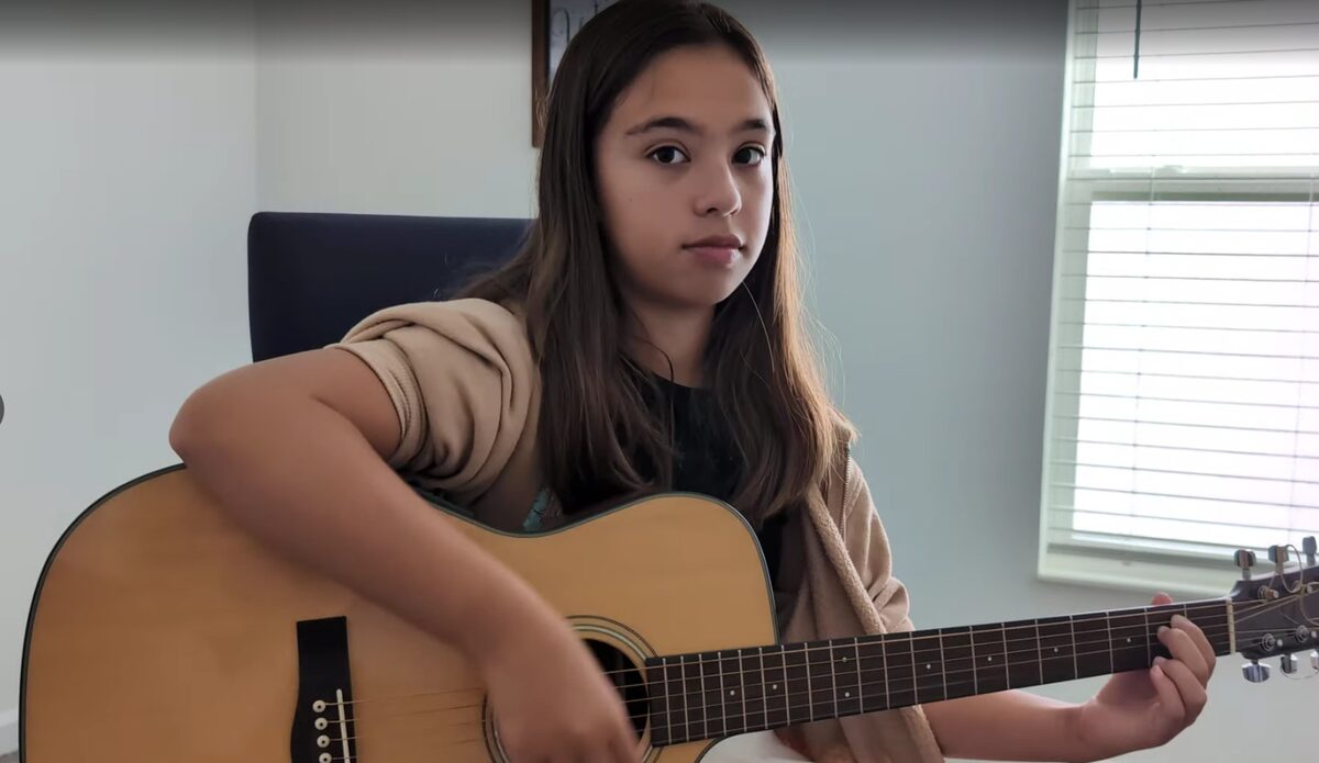 Avanna tocando la guitarra acústica