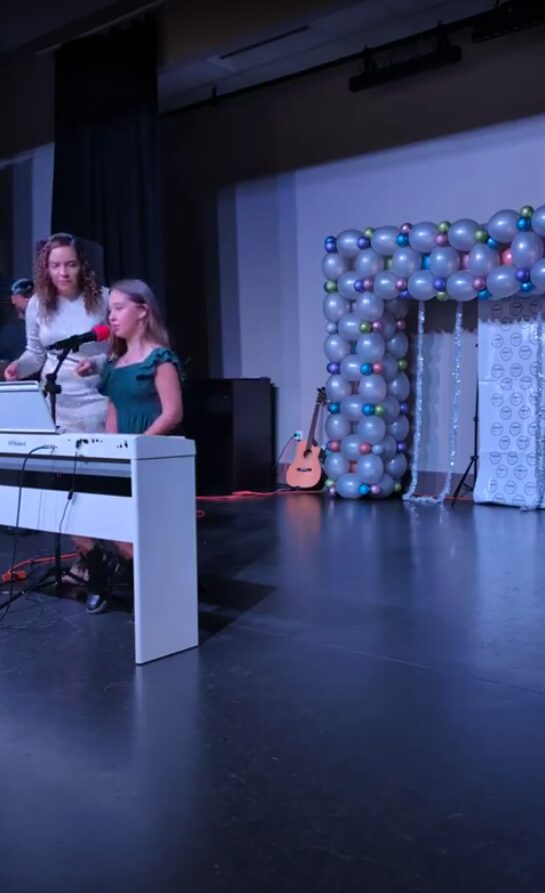 Avanna interpretando en el escenario junto a Raiza Mora