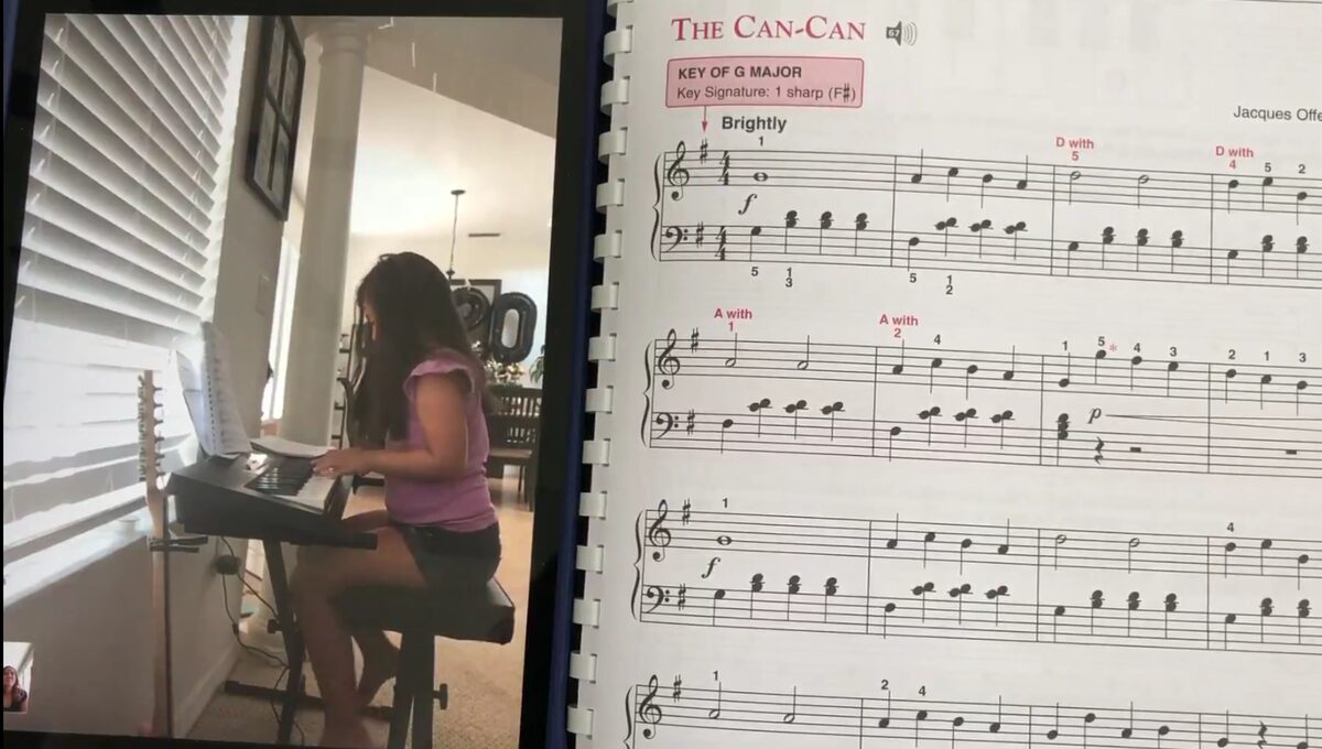 Avanna en una clase virtual de piano durante la pandemia