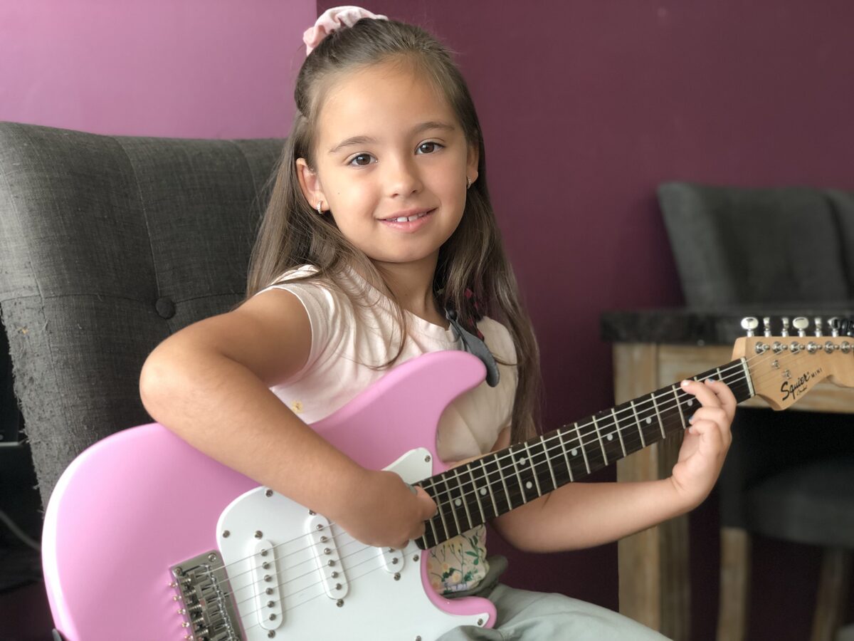 Avanna tocando la guitarra eléctrica