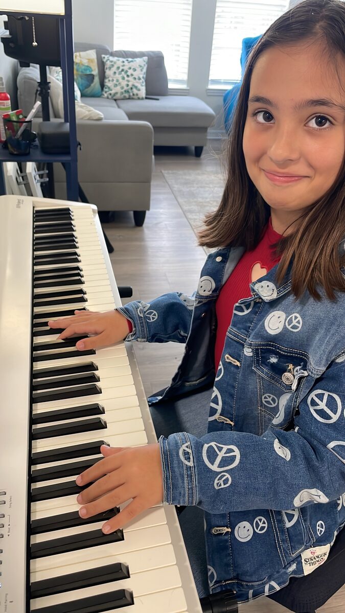 Avanna practicando en el piano