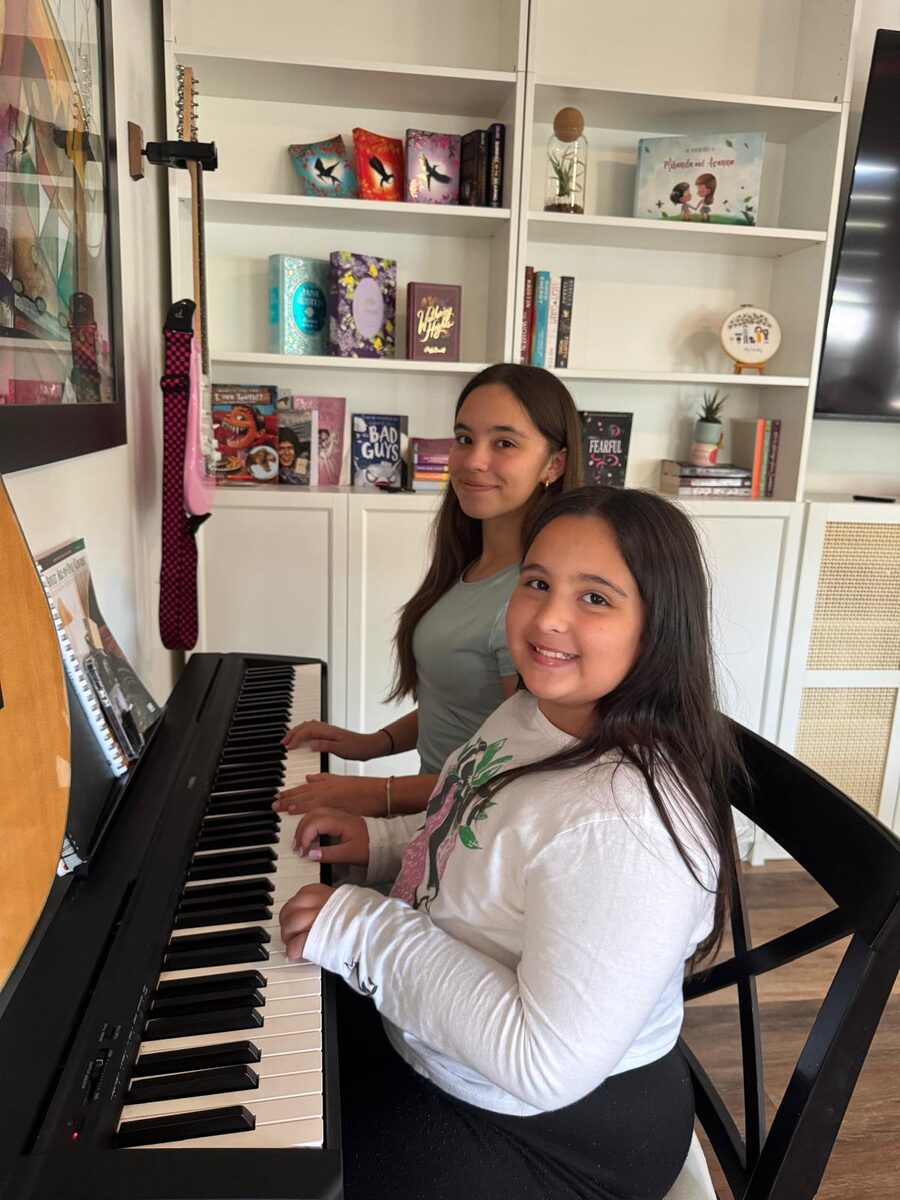 Avanna en una clase de piano junto a otra estudiante