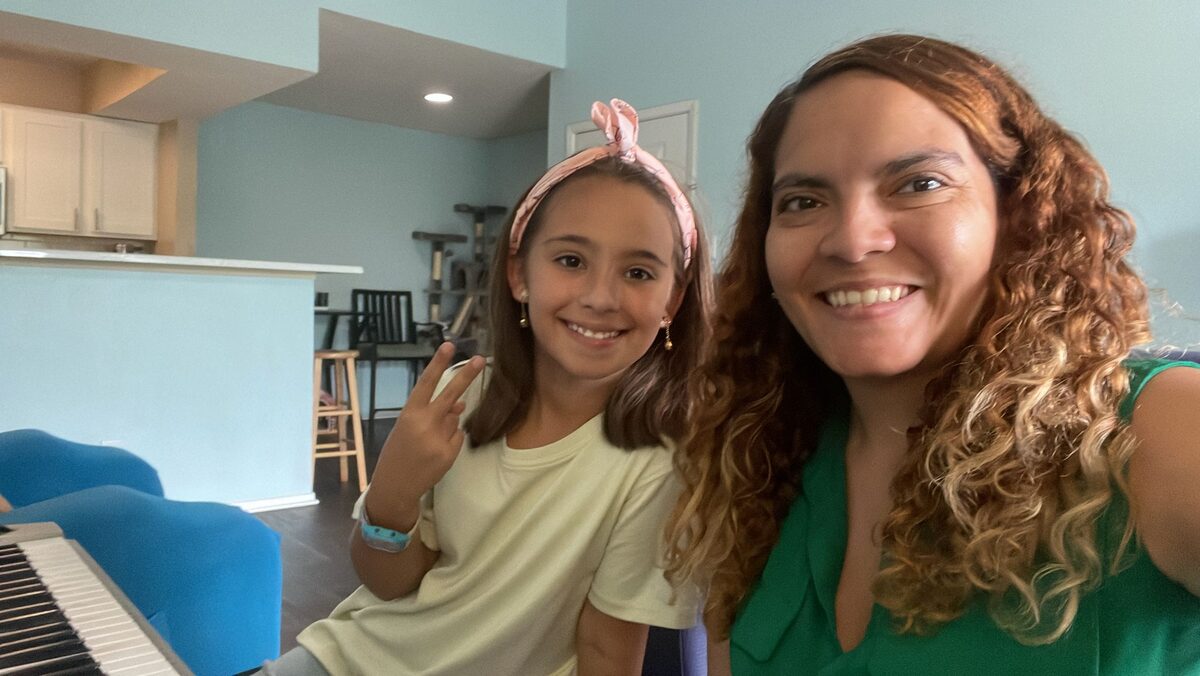 Avanna junto a Raiza Mora en clase