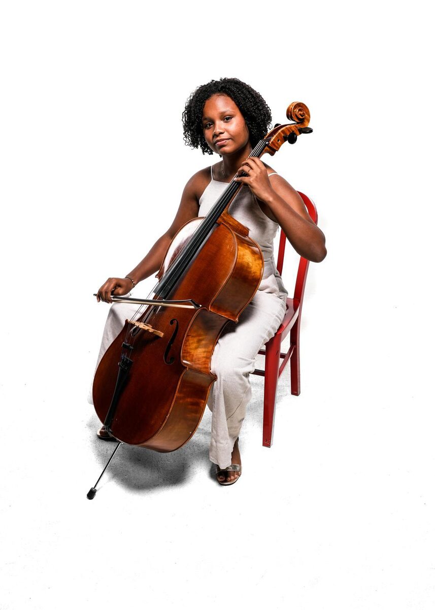 Sara interpretando el violonchelo