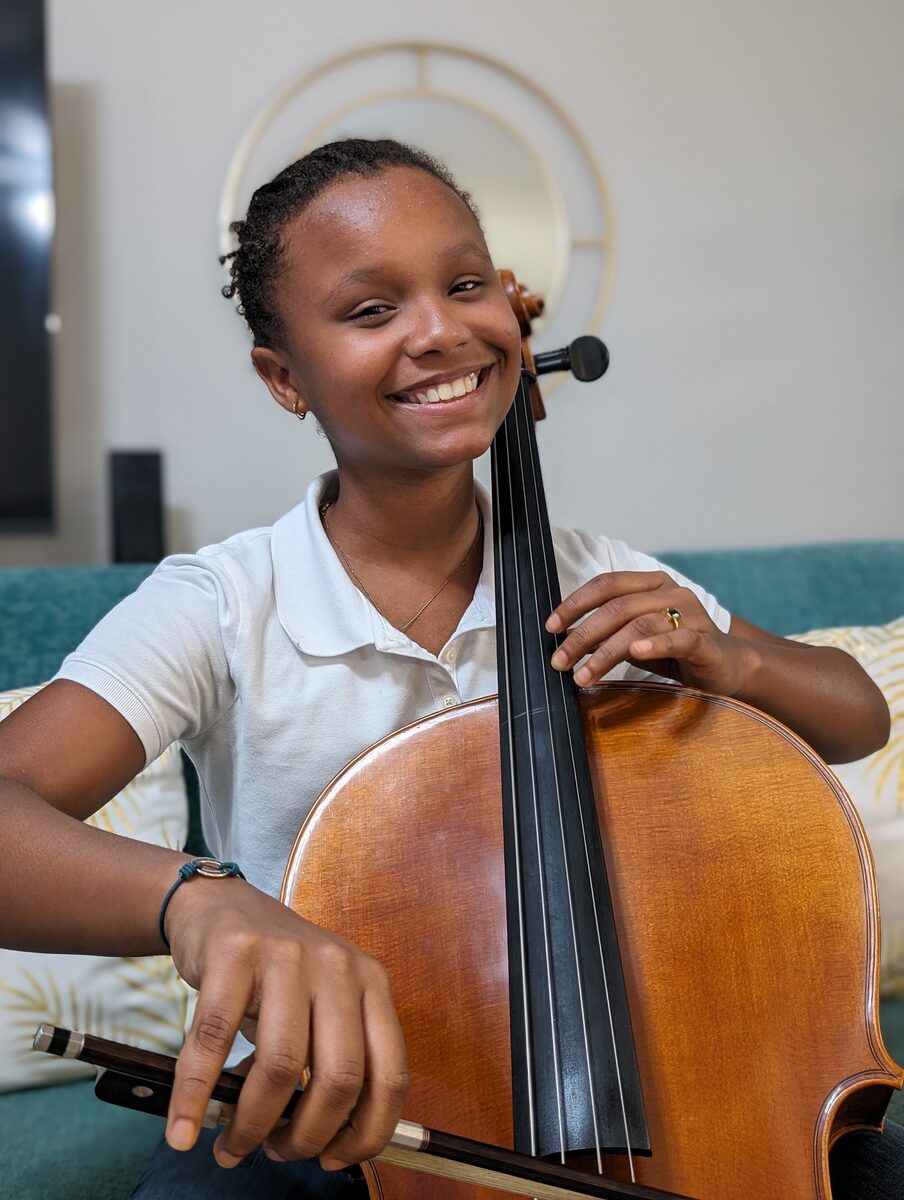 Sara sonriendo junto a su violonchelo