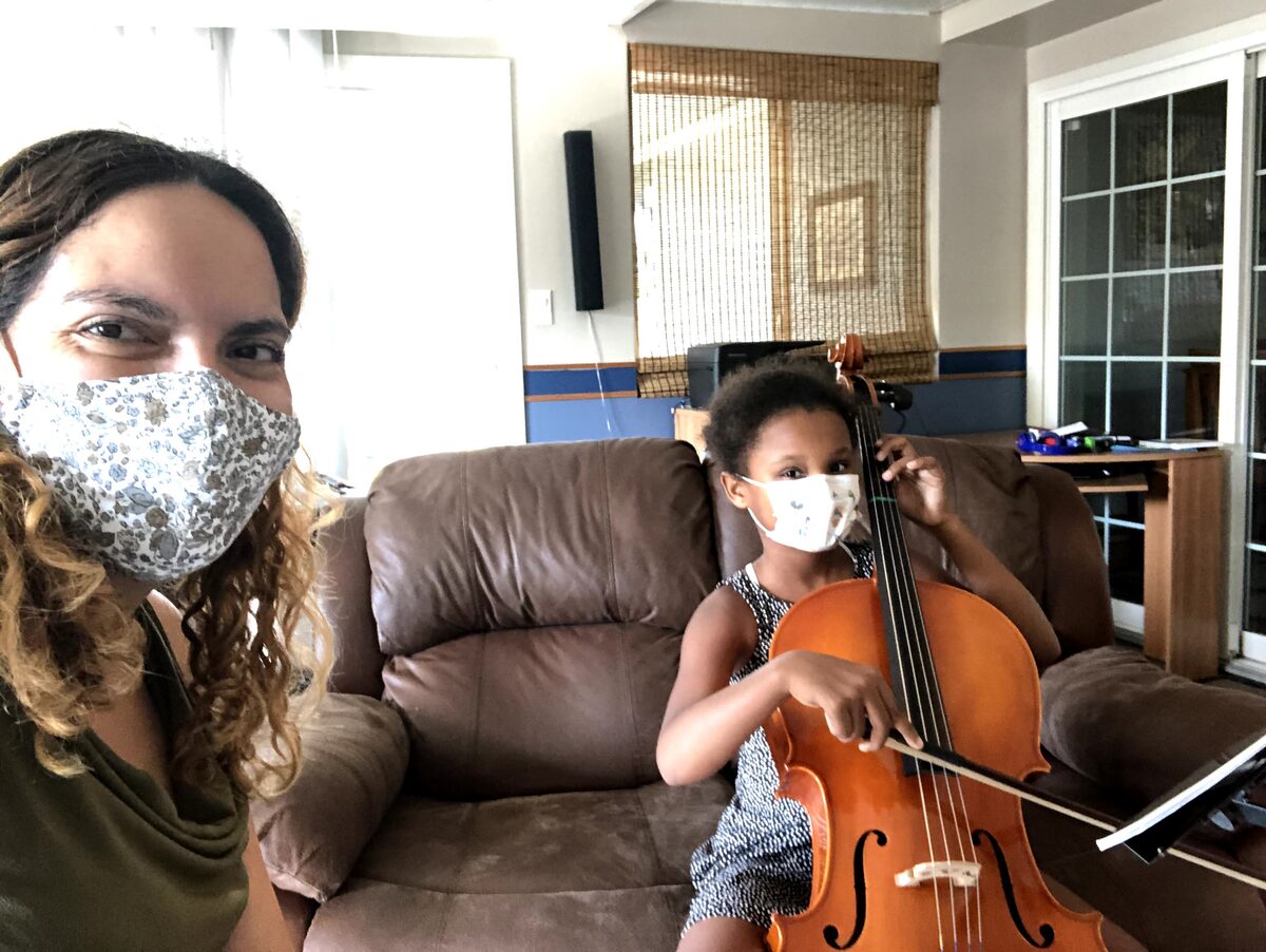 Raiza Mora acompañando a Sara en una clase de violonchelo
